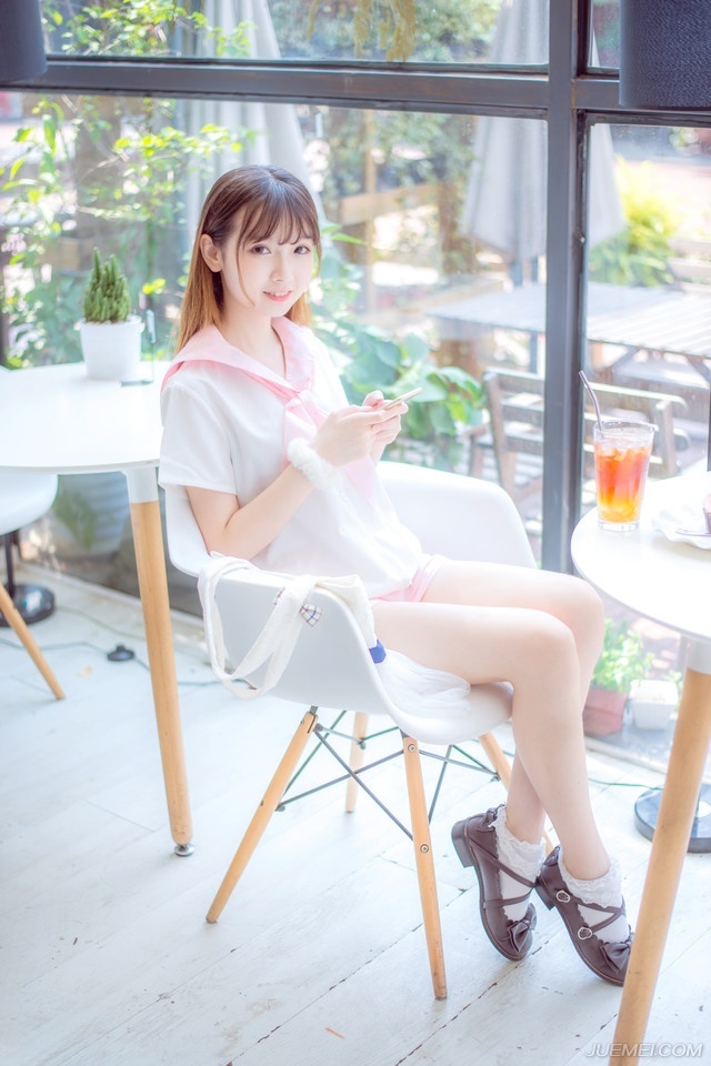 “吼~”伏德一把拔出了腿上的箭簇，身体一滚，滚进了对方的战船之中，手中钢刀一刀将两名江东战士的腿齐根斩断，这是他这辈子第一次，作为自己参战，无所谓忠诚，无所谓为谁而战，他只想为自己战一次，哪怕，是最后一次。